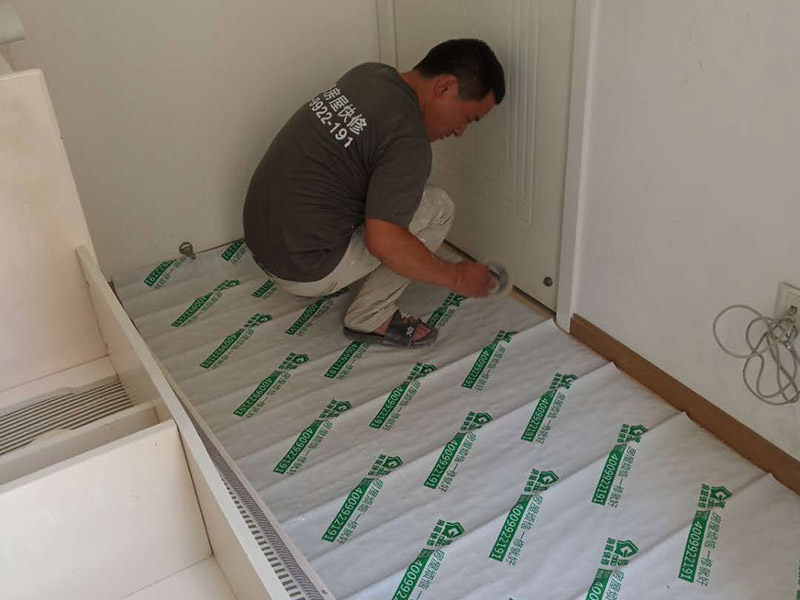 地板家具保護：成品保護的目的 為加快先進技術與現(xiàn)代管理方法和手段在項目的運用，努力降低成本，提高工程質(zhì)量，確保全面實現(xiàn)對業(yè)主的承諾。施工現(xiàn)場隨著施工進行，成品保護工作顯得尤為重要，做好成品保護工作，是在施工過程中要對已完工分項進行保護，否則一旦造成損壞，將會增加修復工作，帶來工、料浪費、工期拖延及經(jīng)濟損失。