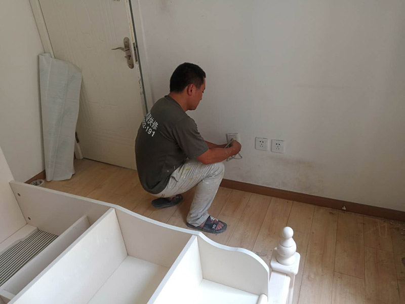 地板家具保護：成品保護的目的 為加快先進技術與現(xiàn)代管理方法和手段在項目的運用，努力降低成本，提高工程質(zhì)量，確保全面實現(xiàn)對業(yè)主的承諾。施工現(xiàn)場隨著施工進行，成品保護工作顯得尤為重要，做好成品保護工作，是在施工過程中要對已完工分項進行保護，否則一旦造成損壞，將會增加修復工作，帶來工、料浪費、工期拖延及經(jīng)濟損失。