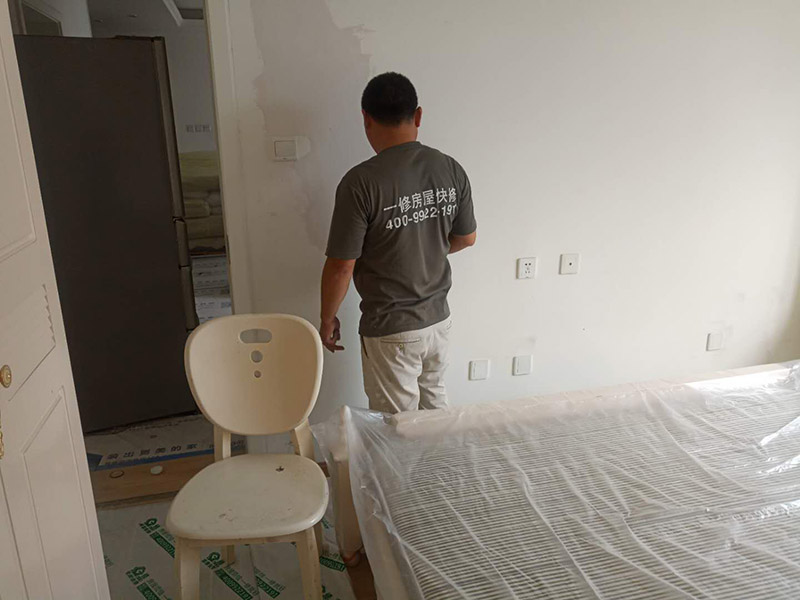 地板家具保護：成品保護的目的 為加快先進技術與現(xiàn)代管理方法和手段在項目的運用，努力降低成本，提高工程質(zhì)量，確保全面實現(xiàn)對業(yè)主的承諾。施工現(xiàn)場隨著施工進行，成品保護工作顯得尤為重要，做好成品保護工作，是在施工過程中要對已完工分項進行保護，否則一旦造成損壞，將會增加修復工作，帶來工、料浪費、工期拖延及經(jīng)濟損失。