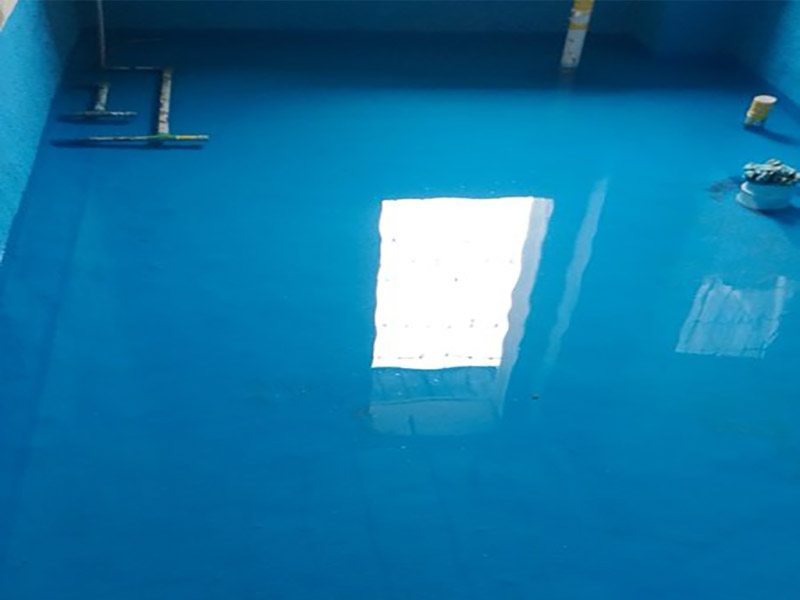 衛(wèi)生間改造防水涂刷:刷第一遍防水涂料。施工前確保工地干凈、干燥，防水涂料要涂滿，無(wú)遺漏，與基層結(jié)合牢固，無(wú)裂紋，無(wú)氣泡，無(wú)脫落現(xiàn)象。涂刷高度一致，厚度要達(dá)到產(chǎn)品規(guī)定要求。刷第二遍防水涂料。注意、第二遍防水涂料間需要有一定時(shí)間間隔，待遍涂料干透后才能進(jìn)行第二遍，具體時(shí)間視涂料而定。間隔時(shí)間太短，防水的效果會(huì)大打折扣。 鋪保護(hù)層。為防止之后的施工破壞防水層，需在防水涂料表面鋪上保護(hù)層。保護(hù)層要完全覆蓋防水層，無(wú)遺漏，與基層結(jié)合牢固，無(wú)裂紋，無(wú)氣泡，無(wú)脫落現(xiàn)象。 閉水試驗(yàn)。閉水試驗(yàn)時(shí)，地面點(diǎn)的水線不能低于2厘米，保存至少24小時(shí)，觀察無(wú)滲漏現(xiàn)象后方算合格。如有滲漏，需重做，切莫不能疏忽大意。