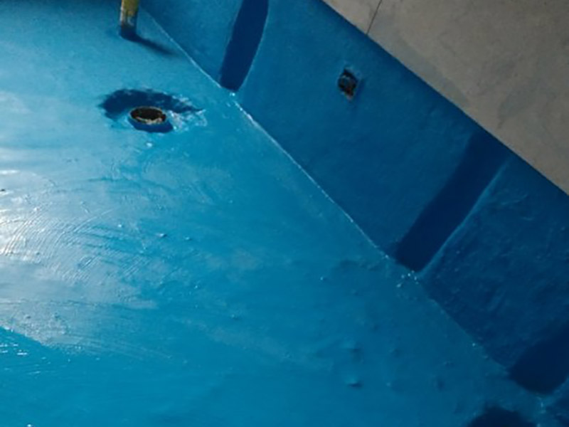 衛(wèi)生間改造防水涂刷:刷第一遍防水涂料。施工前確保工地干凈、干燥，防水涂料要涂滿，無(wú)遺漏，與基層結(jié)合牢固，無(wú)裂紋，無(wú)氣泡，無(wú)脫落現(xiàn)象。涂刷高度一致，厚度要達(dá)到產(chǎn)品規(guī)定要求。刷第二遍防水涂料。注意、第二遍防水涂料間需要有一定時(shí)間間隔，待遍涂料干透后才能進(jìn)行第二遍，具體時(shí)間視涂料而定。間隔時(shí)間太短，防水的效果會(huì)大打折扣。 鋪保護(hù)層。為防止之后的施工破壞防水層，需在防水涂料表面鋪上保護(hù)層。保護(hù)層要完全覆蓋防水層，無(wú)遺漏，與基層結(jié)合牢固，無(wú)裂紋，無(wú)氣泡，無(wú)脫落現(xiàn)象。 閉水試驗(yàn)。閉水試驗(yàn)時(shí)，地面點(diǎn)的水線不能低于2厘米，保存至少24小時(shí)，觀察無(wú)滲漏現(xiàn)象后方算合格。如有滲漏，需重做，切莫不能疏忽大意。