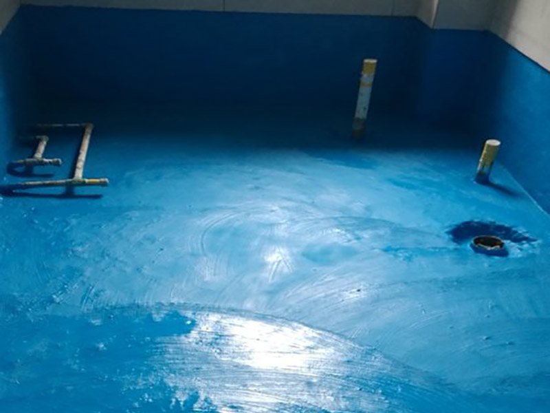 衛(wèi)生間改造防水涂刷:刷第一遍防水涂料。施工前確保工地干凈、干燥，防水涂料要涂滿，無(wú)遺漏，與基層結(jié)合牢固，無(wú)裂紋，無(wú)氣泡，無(wú)脫落現(xiàn)象。涂刷高度一致，厚度要達(dá)到產(chǎn)品規(guī)定要求。刷第二遍防水涂料。注意、第二遍防水涂料間需要有一定時(shí)間間隔，待遍涂料干透后才能進(jìn)行第二遍，具體時(shí)間視涂料而定。間隔時(shí)間太短，防水的效果會(huì)大打折扣。 鋪保護(hù)層。為防止之后的施工破壞防水層，需在防水涂料表面鋪上保護(hù)層。保護(hù)層要完全覆蓋防水層，無(wú)遺漏，與基層結(jié)合牢固，無(wú)裂紋，無(wú)氣泡，無(wú)脫落現(xiàn)象。 閉水試驗(yàn)。閉水試驗(yàn)時(shí)，地面點(diǎn)的水線不能低于2厘米，保存至少24小時(shí)，觀察無(wú)滲漏現(xiàn)象后方算合格。如有滲漏，需重做，切莫不能疏忽大意。