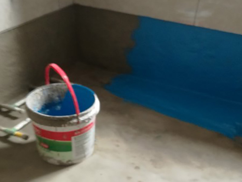 衛(wèi)生間改造防水涂刷:刷第一遍防水涂料。施工前確保工地干凈、干燥，防水涂料要涂滿，無(wú)遺漏，與基層結(jié)合牢固，無(wú)裂紋，無(wú)氣泡，無(wú)脫落現(xiàn)象。涂刷高度一致，厚度要達(dá)到產(chǎn)品規(guī)定要求。刷第二遍防水涂料。注意、第二遍防水涂料間需要有一定時(shí)間間隔，待遍涂料干透后才能進(jìn)行第二遍，具體時(shí)間視涂料而定。間隔時(shí)間太短，防水的效果會(huì)大打折扣。 鋪保護(hù)層。為防止之后的施工破壞防水層，需在防水涂料表面鋪上保護(hù)層。保護(hù)層要完全覆蓋防水層，無(wú)遺漏，與基層結(jié)合牢固，無(wú)裂紋，無(wú)氣泡，無(wú)脫落現(xiàn)象。 閉水試驗(yàn)。閉水試驗(yàn)時(shí)，地面點(diǎn)的水線不能低于2厘米，保存至少24小時(shí)，觀察無(wú)滲漏現(xiàn)象后方算合格。如有滲漏，需重做，切莫不能疏忽大意。
