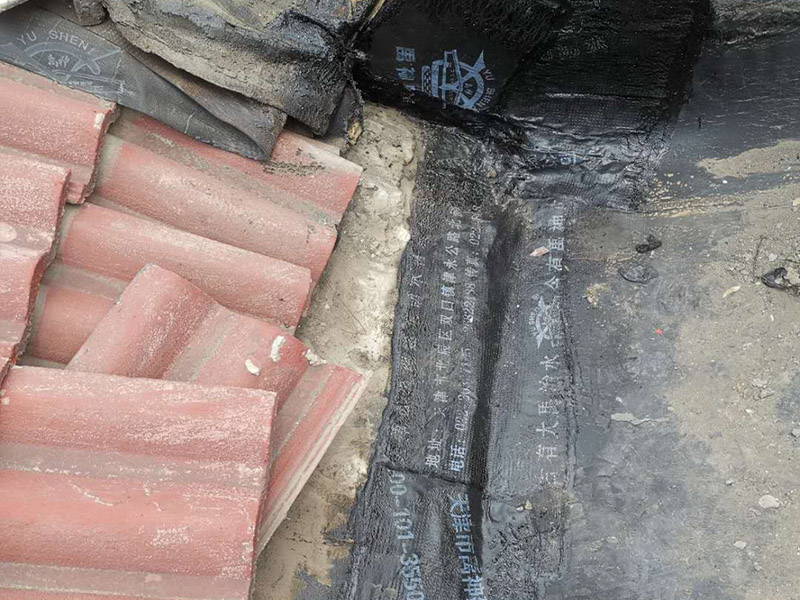 屋頂外墻防水修補(bǔ)：清理基層，新舊面層必須清理干凈，不得有雜物和灰塵，以免影響粘結(jié)強(qiáng)度，涂刷防水涂料時基層應(yīng)干燥。接下來，清理死角，也就是所謂的陰陽角、施工縫、伸縮縫等比較重要的部位進(jìn)行處理，尤其注意的是泄水孔要加強(qiáng)處理，需要涂刷2－3遍防水底層涂料。防水涂料必須按照產(chǎn)品使用說明進(jìn)行配比，按A：B＝2：1的比例進(jìn)行配比，攪拌時間約3-5，并攪拌至甲、乙兩組份的混合液體均勻為止。將攪拌均勻的晨光防水涂料根據(jù)現(xiàn)場要涂刷的面積開始涂刷，基層涂刷要大于粘卷材的面積，不要超過三十。刷第二次涂料之前必須要等一次涂料完全凝固后方可再次涂刷，底層涂料次涂刷完畢后約4&mdash;8左右。