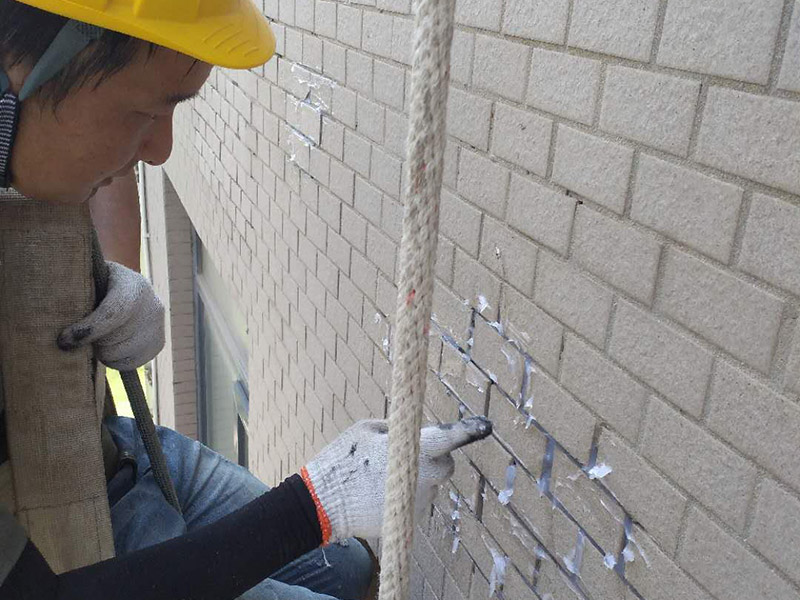 外墻瓷磚縫隙漏水：1.清理瓷磚縫隙原有的嵌填材料,不得有松散雜物等。 2.采用機(jī)械對(duì)瓷磚縫隙烘干至無(wú)潮氣,干燥宜可。 3.根據(jù)現(xiàn)場(chǎng)制定縫隙的寬度粘貼美縫紙。 4.打涂防水博士&ldquo;瓷邊密封膠&rdquo;并修飾平整美觀。 5.待5-8分鐘后取除美縫紙,4小時(shí)候干透即可使用。