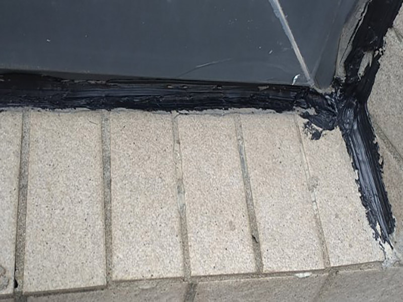 窗外縫隙防水維修:窗臺漏水的情況有很多，其中就有因為窗戶本身質(zhì)量問題造成的漏水，還有可能是因為墻體與窗臺的縫隙造成的漏水情況，這個時候應(yīng)該將封信重新密封起來，將原有的密封物清除掉，使用耐候型玻璃膠將縫隙密封起來，然后再使用泥沙漿封死做防水。也可以從安裝窗戶的時候就開始做好防水準備，將室外的窗臺做成順水坡，外面的窗臺低于室內(nèi)窗臺板20毫米左右就好，而且金屬窗外框和室內(nèi)創(chuàng)天板之間的縫隙還是要使用質(zhì)量優(yōu)質(zhì)的密封膠來封閉，確保水密性。這樣能夠很好預防漏水情況。