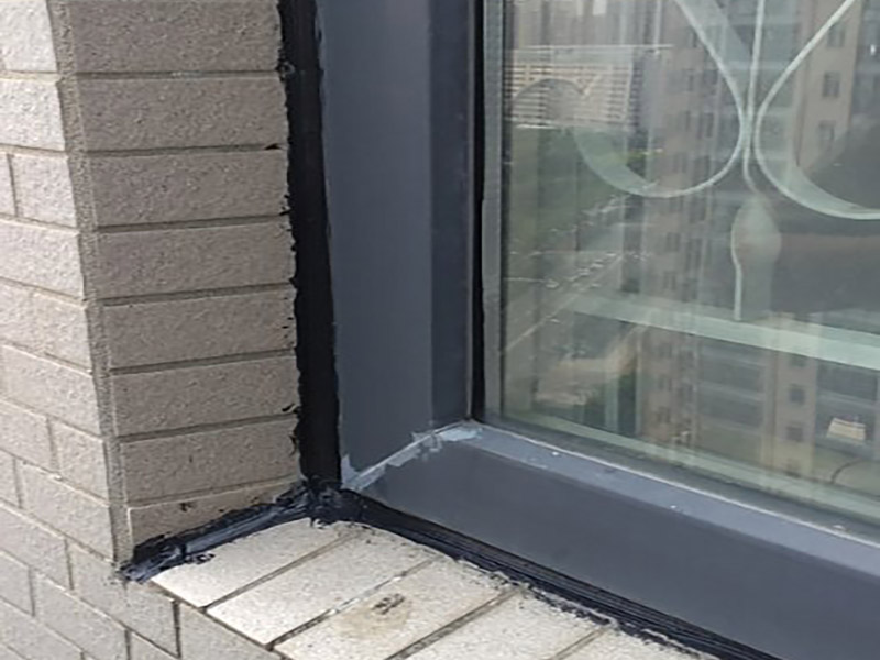 窗外縫隙防水維修:窗臺漏水的情況有很多，其中就有因為窗戶本身質(zhì)量問題造成的漏水，還有可能是因為墻體與窗臺的縫隙造成的漏水情況，這個時候應(yīng)該將封信重新密封起來，將原有的密封物清除掉，使用耐候型玻璃膠將縫隙密封起來，然后再使用泥沙漿封死做防水。也可以從安裝窗戶的時候就開始做好防水準備，將室外的窗臺做成順水坡，外面的窗臺低于室內(nèi)窗臺板20毫米左右就好，而且金屬窗外框和室內(nèi)創(chuàng)天板之間的縫隙還是要使用質(zhì)量優(yōu)質(zhì)的密封膠來封閉，確保水密性。這樣能夠很好預防漏水情況。