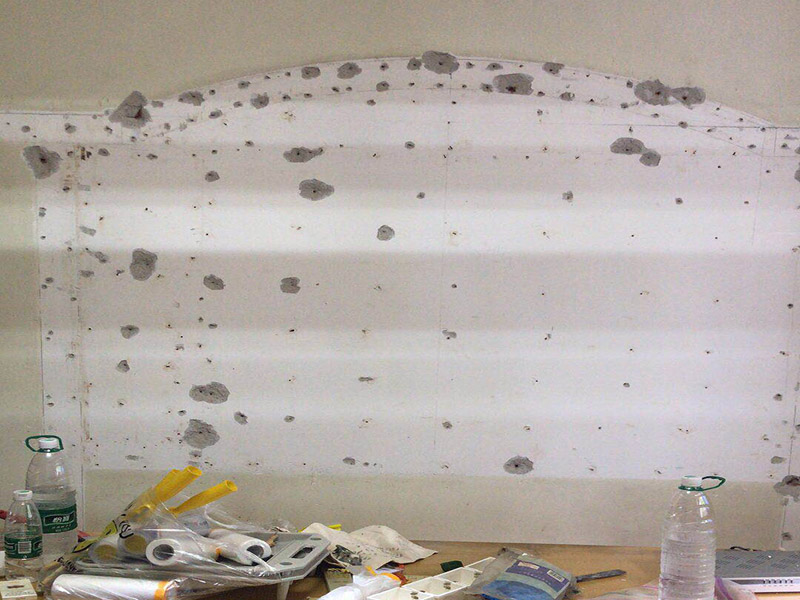 電視背景墻拆除:如果原墻是乳膠漆，且基礎(chǔ)強(qiáng)度較好，經(jīng)簡(jiǎn)單打毛修補(bǔ)后可以直接刷漆，但要注意不要破壞原墻漆膜的完整性，也不要用比原墻乳膠漆附著力好太多的乳膠漆，否則容易起皮脫落；如果原墻是刮瓷，則必須產(chǎn)掉重做，其實(shí)在這方面只要掌握一個(gè)原則，即同等性質(zhì)才能翻新，否則就必須重來。 如果原墻面的漆已經(jīng)不好了的話，再刷上乳膠漆會(huì)把以前的乳膠漆泡下來，可以選鮮呼吸SBS強(qiáng)力膠、鮮呼吸卓越型白膠，再刮一遍膩?zhàn)哟蚰ズ笤偎⑷槟z漆。另外，如果經(jīng)濟(jì)條件允許，而你對(duì)原墻質(zhì)量又不滿意的話，建議最好重做。因?yàn)閴γ娴奶幚硎钦麄€(gè)裝修過程中最骯臟的部分，千萬不要圖省事，否則以后會(huì)很麻煩。