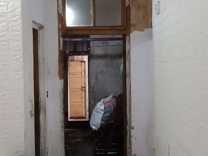 老房子拆除翻新：1、在舊房翻新中先實施的是主題拆除，其中主要包括墻面、地面、門窗、水路、電路等各方面的拆除。提醒各位裝修業(yè)主們在拆除過程中，廚衛(wèi)的墻磚鏟除中防水層是極易被損壞的，所以裝修業(yè)主們在墻面抹灰完成后一定要重新做防水。 2、拆改會產(chǎn)生許多的垃圾，要及時清理，同時老房翻新過程中時刻保持室內(nèi)的清潔，這對于施工也是非常方便的。 3、然后就是水路的改造，這是舊房翻新最重要的項目之一。首先要檢查舊房本來的上、下水路是否銹蝕、老化。對于勉強(qiáng)能使用的水路管線，今后的使用過程中會出現(xiàn)滲水、漏水等諸多問題使得更加麻煩。 4、和水路改造同樣重要的就是電路改造了。舊房中很多用的是鋁線，但是鋁已經(jīng)過時并且很容易老化，使得其導(dǎo)電性差、易發(fā)熱 導(dǎo)致火災(zāi)隱患的威脅尤為突出，不僅如此，舊房中違章布線、設(shè)計容量不夠等問題都是在改造中要著重關(guān)心的。