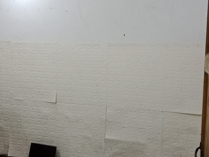 老房子拆除翻新：1、在舊房翻新中先實施的是主題拆除，其中主要包括墻面、地面、門窗、水路、電路等各方面的拆除。提醒各位裝修業(yè)主們在拆除過程中，廚衛(wèi)的墻磚鏟除中防水層是極易被損壞的，所以裝修業(yè)主們在墻面抹灰完成后一定要重新做防水。 2、拆改會產(chǎn)生許多的垃圾，要及時清理，同時老房翻新過程中時刻保持室內(nèi)的清潔，這對于施工也是非常方便的。 3、然后就是水路的改造，這是舊房翻新最重要的項目之一。首先要檢查舊房本來的上、下水路是否銹蝕、老化。對于勉強(qiáng)能使用的水路管線，今后的使用過程中會出現(xiàn)滲水、漏水等諸多問題使得更加麻煩。 4、和水路改造同樣重要的就是電路改造了。舊房中很多用的是鋁線，但是鋁已經(jīng)過時并且很容易老化，使得其導(dǎo)電性差、易發(fā)熱 導(dǎo)致火災(zāi)隱患的威脅尤為突出，不僅如此，舊房中違章布線、設(shè)計容量不夠等問題都是在改造中要著重關(guān)心的。