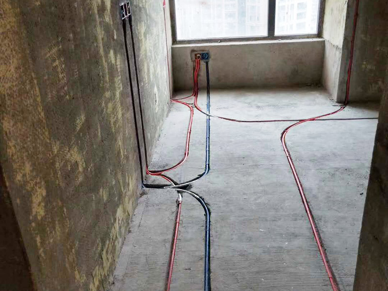 全屋電路布線：首先要根據(jù)電路的用途進(jìn)行電路定位。比如，開(kāi)關(guān)、插座、燈等根據(jù)要求進(jìn)行定位。定位完成后，根據(jù)定位和電路走向，開(kāi)布線槽。線路槽很有講究，要橫平豎直。不過(guò)，規(guī)范的做法是盡量少開(kāi)橫槽，會(huì)影響墻的承受力。開(kāi)槽深度應(yīng)一致，一般為PVC管直徑+10mm，要求槽線筆直。 線管有冷彎管和PVC管兩種，最好用315重型PVC管，冷彎管可以彎曲而不斷裂，是布線的最好選擇，因?yàn)樗霓D(zhuǎn)角是有弧度的，線可以隨時(shí)更換，而不用開(kāi)墻。冷彎管要用彎管工具，弧度應(yīng)該是線管直徑的6倍，先排管，后用鋼絲穿過(guò)，便于以后線路升級(jí)、維修。