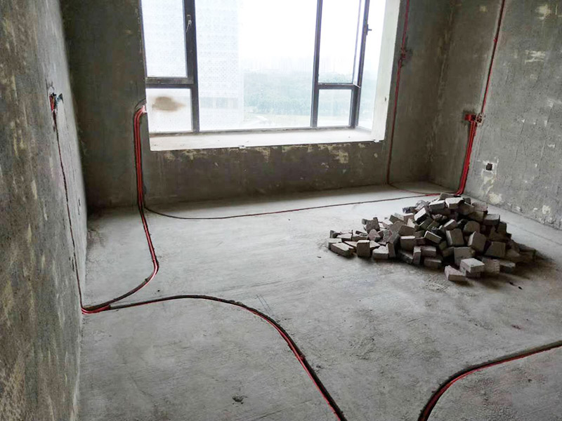 全屋電路布線：首先要根據(jù)電路的用途進(jìn)行電路定位。比如，開(kāi)關(guān)、插座、燈等根據(jù)要求進(jìn)行定位。定位完成后，根據(jù)定位和電路走向，開(kāi)布線槽。線路槽很有講究，要橫平豎直。不過(guò)，規(guī)范的做法是盡量少開(kāi)橫槽，會(huì)影響墻的承受力。開(kāi)槽深度應(yīng)一致，一般為PVC管直徑+10mm，要求槽線筆直。 線管有冷彎管和PVC管兩種，最好用315重型PVC管，冷彎管可以彎曲而不斷裂，是布線的最好選擇，因?yàn)樗霓D(zhuǎn)角是有弧度的，線可以隨時(shí)更換，而不用開(kāi)墻。冷彎管要用彎管工具，弧度應(yīng)該是線管直徑的6倍，先排管，后用鋼絲穿過(guò)，便于以后線路升級(jí)、維修。