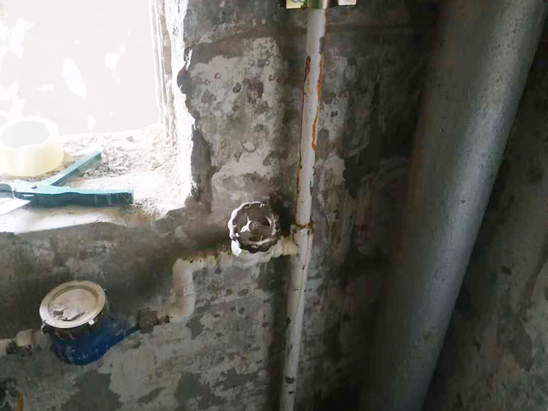 水表更換維修：首先要將進(jìn)戶總閥門關(guān)閉，松開閥門兩端的螺絲，更換新的即可。用水管鉗配合活動(dòng)扳手取下壞掉的水管、配件、水表頭、水表墊子，爛掉的生銹鐵管。鐵管外牙繞夠生料帶，繞生料帶時(shí)應(yīng)順著牙絲繞必須繞夠厚度不然滲水返工麻煩拆下來(lái)重裝不容易。按順序先接好鐵管，最后安裝水表因水表頭是兩個(gè)活接留在最后好安裝，順序搞反了不然沒有辦法安裝完水管。