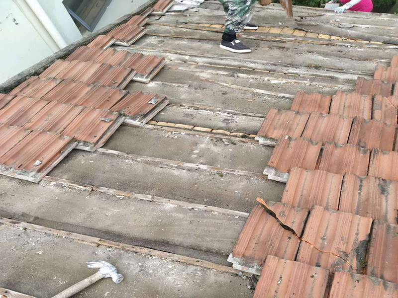 瓦房拆除防水維修：在屋頂擺列的椽子上，一般會加蓋一層木板，稱作望板，用以承托苫背和瓦件，除了木質(zhì)望板之外，還有荊芭，瓦芭，席箔，葦箔，望磚等其他材料，在這一層上面使用泥灰做防水層，這個操作就是所謂的苫背。防水層先以白灰膏封閉望板的縫隙，再鋪青灰，類似于現(xiàn)在的混凝土，然后加上10厘米左右的灰背，以石灰和細粘土混合拍實，用以做剛性防水。瓦件的疊加總會有滲漏，這是第二道防線。當然還有使用類似現(xiàn)在金屬卷材的鉛錫背，防水性能更佳。