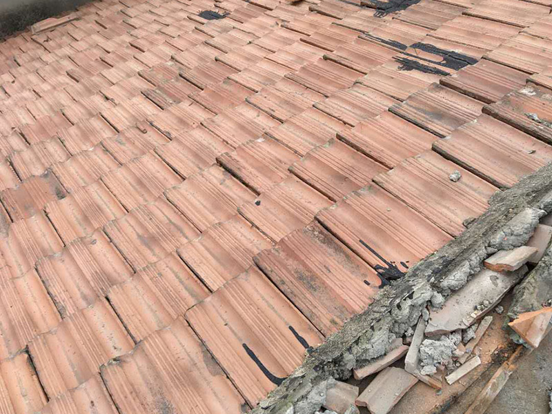 瓦房拆除防水維修：在屋頂擺列的椽子上，一般會加蓋一層木板，稱作望板，用以承托苫背和瓦件，除了木質(zhì)望板之外，還有荊芭，瓦芭，席箔，葦箔，望磚等其他材料，在這一層上面使用泥灰做防水層，這個操作就是所謂的苫背。防水層先以白灰膏封閉望板的縫隙，再鋪青灰，類似于現(xiàn)在的混凝土，然后加上10厘米左右的灰背，以石灰和細粘土混合拍實，用以做剛性防水。瓦件的疊加總會有滲漏，這是第二道防線。當然還有使用類似現(xiàn)在金屬卷材的鉛錫背，防水性能更佳。