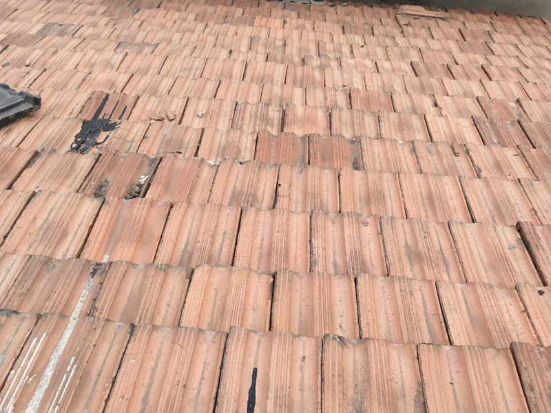 瓦房拆除防水維修：在屋頂擺列的椽子上，一般會加蓋一層木板，稱作望板，用以承托苫背和瓦件，除了木質(zhì)望板之外，還有荊芭，瓦芭，席箔，葦箔，望磚等其他材料，在這一層上面使用泥灰做防水層，這個操作就是所謂的苫背。防水層先以白灰膏封閉望板的縫隙，再鋪青灰，類似于現(xiàn)在的混凝土，然后加上10厘米左右的灰背，以石灰和細粘土混合拍實，用以做剛性防水。瓦件的疊加總會有滲漏，這是第二道防線。當然還有使用類似現(xiàn)在金屬卷材的鉛錫背，防水性能更佳。