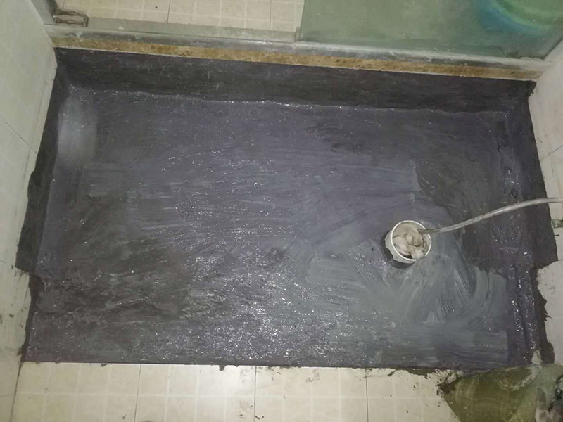 衛(wèi)生間蹲便改馬桶：1、蹲坑改座便，先測量下水口圓心至墻的距離。根據(jù)這個距離買馬桶。不要買所謂的蹲改坐專用馬桶，挑個孔距合適的虹吸馬桶吧。2、安裝馬桶前，一定先測試下水管道是否暢通。辦法：裝滿一桶水，整桶快速倒進下水道，注意看下水道里的水位有沒有上漲。如果有上漲就必須先徹底疏通。不上漲是合格的。3、安裝時切忌不要封死馬桶底部兩邊的螺絲孔。不用加裝什么排氣孔。螺絲孔就能排氣。4、如果有條件，最好去樓下把下水管道換成直接彎頭。蹲坑使用的是存水彎。不利于馬桶下水。5、如果管道沒有更換，請注意：有些人為了省水，會少沖水，這樣容易造成管道老化或堵塞。