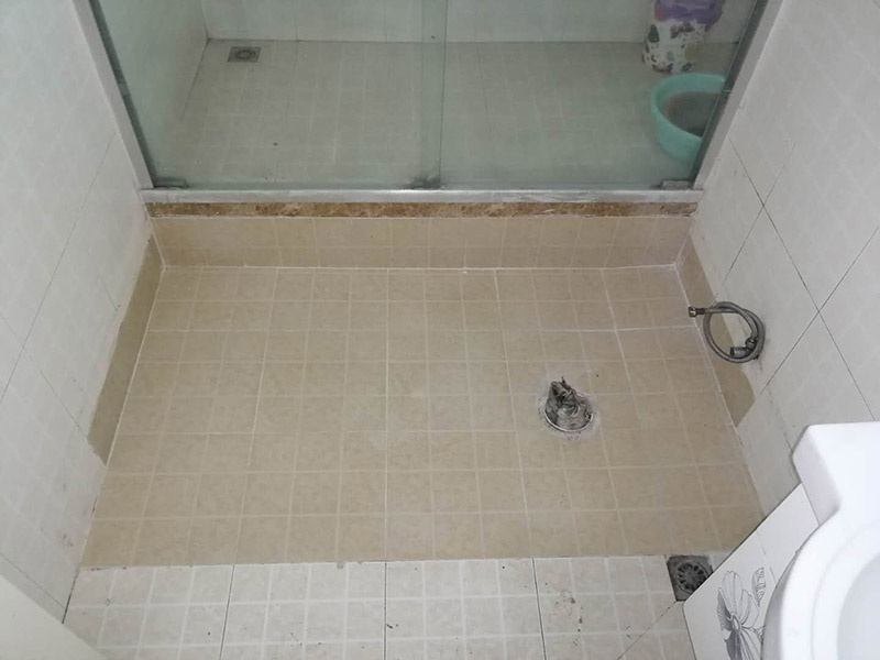 衛(wèi)生間蹲便改馬桶：1、蹲坑改座便，先測量下水口圓心至墻的距離。根據(jù)這個距離買馬桶。不要買所謂的蹲改坐專用馬桶，挑個孔距合適的虹吸馬桶吧。2、安裝馬桶前，一定先測試下水管道是否暢通。辦法：裝滿一桶水，整桶快速倒進下水道，注意看下水道里的水位有沒有上漲。如果有上漲就必須先徹底疏通。不上漲是合格的。3、安裝時切忌不要封死馬桶底部兩邊的螺絲孔。不用加裝什么排氣孔。螺絲孔就能排氣。4、如果有條件，最好去樓下把下水管道換成直接彎頭。蹲坑使用的是存水彎。不利于馬桶下水。5、如果管道沒有更換，請注意：有些人為了省水，會少沖水，這樣容易造成管道老化或堵塞。