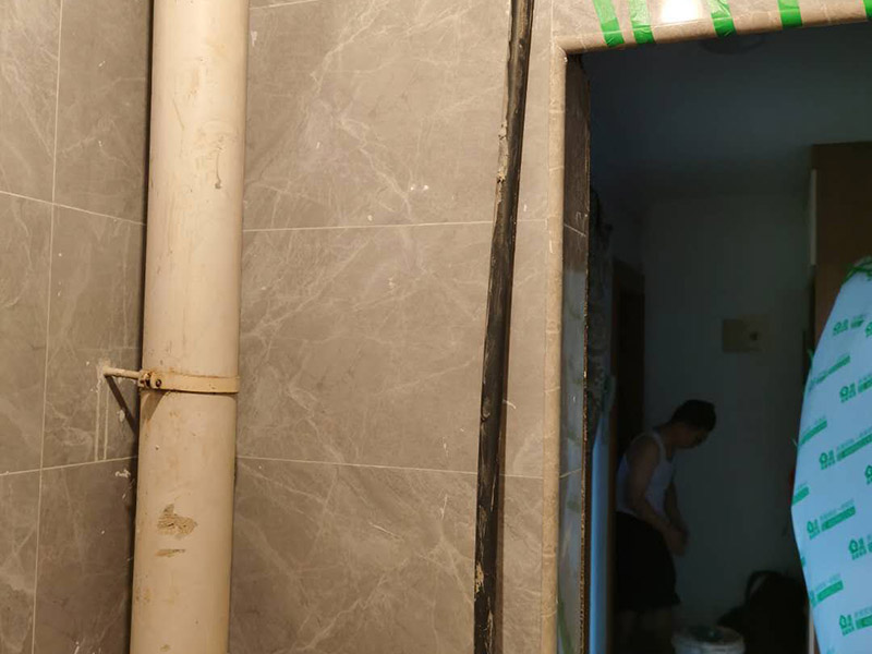 衛(wèi)生間貼磚施工：應(yīng)全部清理墻面上的各類污物，打掃干凈現(xiàn)場，特別是腳落里。用泥刀先批墻，后用水泥漿找平。這個工序很重要，確保底子平，防止貼后空鼓。墻面要刷防水涂料，防止貼后浸水，一般高度不低于1.8米，刷的時候會稍高一些。根據(jù)設(shè)計(jì)鋪貼圖樣的要求，確定排磚方案，用墨斗彈線，以減少施工損耗。把剛剛攪拌好的粘結(jié)劑漿料均勻的刮到墻上。瓷磚上墻將經(jīng)過預(yù)先清潔的瓷磚平整地鋪貼在粘結(jié)劑漿料基層上，使用橡膠錘將瓷磚拍實(shí)鋪平。施工過程中，可小幅度轉(zhuǎn)動瓷磚，使?jié){料與瓷磚背面充分接觸。專家建議在鋪貼時，隨機(jī)取下已鋪貼于基層上的瓷磚作檢查。確保漿料與瓷磚背面的充分接觸。 留縫大小調(diào)整根據(jù)瓷磚的尺寸，在磚與磚之間預(yù)留相應(yīng)尺寸的縫隙留待嵌縫。可用牙簽等先固定，粘結(jié)劑具有一定的可調(diào)整性，可對留縫的大小進(jìn)行調(diào)整。