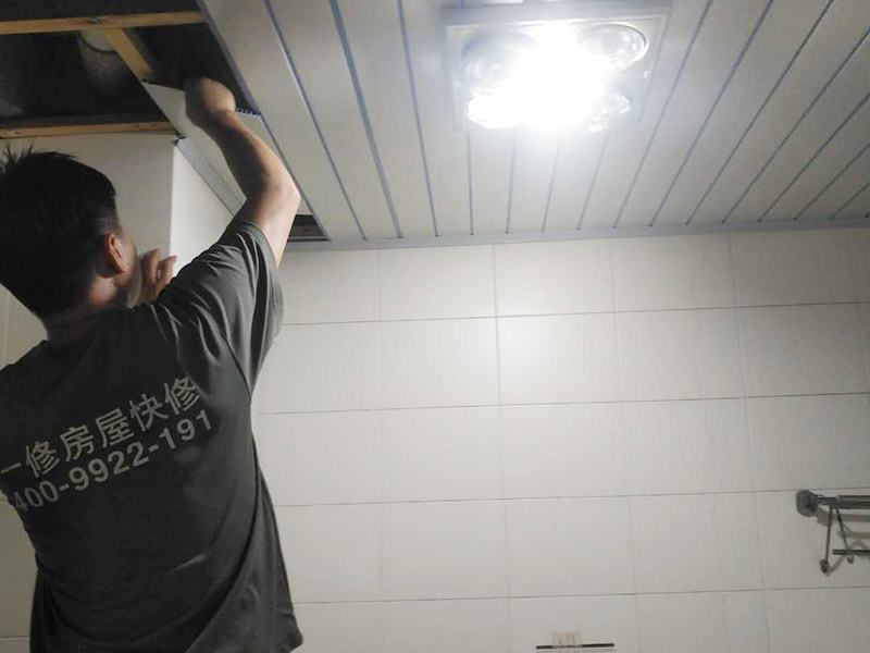 衛(wèi)生間整體拆除方案：首先，拆除瓷磚時要用電，而電是從客廳臨時拉的，為了避免在施工過程中發(fā)生觸電的現(xiàn)象，將電拉進衛(wèi)生間內(nèi)。其次，舊房改造拆除瓷磚時可以用沖擊電鉆，這種工具方便快捷，可自由更換。但在使用前應(yīng)檢查其是否靈活，可以通過空轉(zhuǎn)一分鐘的方法進行檢驗。用完之后及時進行清理。，梯子也是少不了的工具之一，它可以幫助工人拆掉處于高處的瓷磚，還可以架起臨時插座。拆磚應(yīng)從下至上進行，在施工過程中對地面及時進行處理，以免因垃圾過多從而影響后面的工作。同時要處理好房內(nèi)的防水層。拆除插座與水龍頭附近的瓷磚時應(yīng)小心，以免損壞水電設(shè)備。