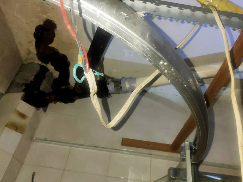 浴室水管維修更換：水管安裝后一定要進(jìn)行增壓測試：增壓測試一般是在1.5倍水壓的情況下進(jìn)行,在測試中應(yīng)沒有漏水現(xiàn)象。 水管走頂最安全。主要是水路改造大部分走暗管，而水的特性是水往低處流。如果管路走地下，一但發(fā)生漏水很難及時(shí)發(fā)現(xiàn)，只有水漫金山或者地板變形以及漏到樓下，才會(huì)發(fā)現(xiàn)漏水，且由于水管暗埋很難查出漏水之處。這時(shí)巨大的損失更是無法挽回，甚至嚴(yán)重的影響了友好的鄰里關(guān)系;如果水管走頂部，可能水改時(shí)費(fèi)用高些，但做為一項(xiàng)長遠(yuǎn)投資來看，是值得的。水管走頂，即使漏水，也能夠及時(shí)發(fā)現(xiàn)，便于檢修，損失也較小。