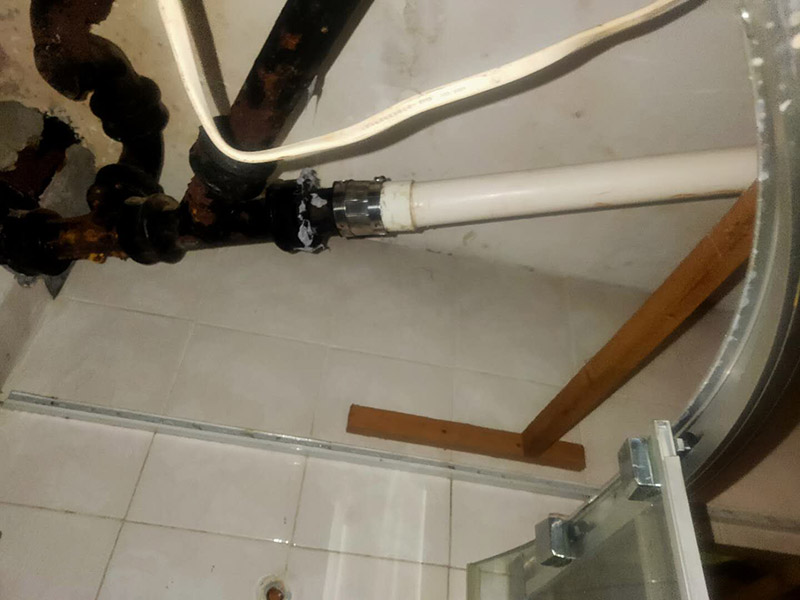 浴室水管維修更換：水管安裝后一定要進(jìn)行增壓測試：增壓測試一般是在1.5倍水壓的情況下進(jìn)行,在測試中應(yīng)沒有漏水現(xiàn)象。 水管走頂最安全。主要是水路改造大部分走暗管，而水的特性是水往低處流。如果管路走地下，一但發(fā)生漏水很難及時(shí)發(fā)現(xiàn)，只有水漫金山或者地板變形以及漏到樓下，才會(huì)發(fā)現(xiàn)漏水，且由于水管暗埋很難查出漏水之處。這時(shí)巨大的損失更是無法挽回，甚至嚴(yán)重的影響了友好的鄰里關(guān)系;如果水管走頂部，可能水改時(shí)費(fèi)用高些，但做為一項(xiàng)長遠(yuǎn)投資來看，是值得的。水管走頂，即使漏水，也能夠及時(shí)發(fā)現(xiàn)，便于檢修，損失也較小。