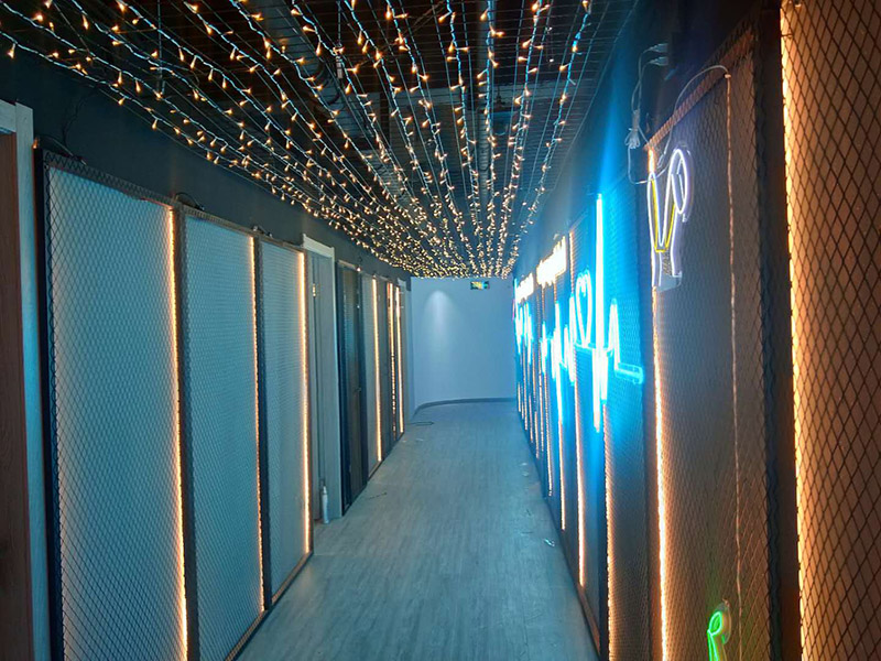 各類燈具安裝：先買好需要安裝的燈具，如果安裝的燈具比較高，需要準(zhǔn)備好一個(gè)人字梯。安裝前要把電源總閘關(guān)閉，然后再把燈具放在要安裝的位置，旋緊螺絲將燈具固定在天花板上，最后打開總閘看是否有亮。安裝燈具時(shí)大多要鉆孔，所以使用沖擊鉆時(shí)要注意安全。