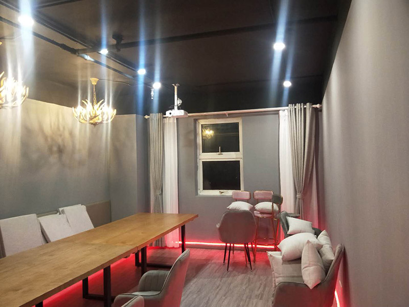 各類燈具安裝：先買好需要安裝的燈具，如果安裝的燈具比較高，需要準(zhǔn)備好一個(gè)人字梯。安裝前要把電源總閘關(guān)閉，然后再把燈具放在要安裝的位置，旋緊螺絲將燈具固定在天花板上，最后打開總閘看是否有亮。安裝燈具時(shí)大多要鉆孔，所以使用沖擊鉆時(shí)要注意安全。