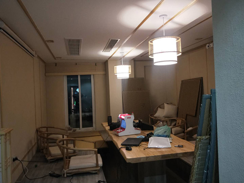 各類燈具安裝：先買好需要安裝的燈具，如果安裝的燈具比較高，需要準(zhǔn)備好一個(gè)人字梯。安裝前要把電源總閘關(guān)閉，然后再把燈具放在要安裝的位置，旋緊螺絲將燈具固定在天花板上，最后打開總閘看是否有亮。安裝燈具時(shí)大多要鉆孔，所以使用沖擊鉆時(shí)要注意安全。