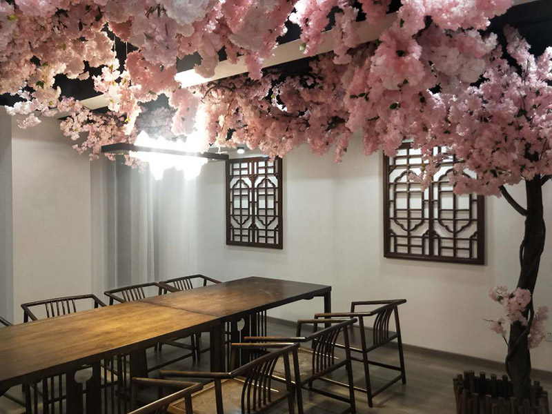 各類燈具安裝：先買好需要安裝的燈具，如果安裝的燈具比較高，需要準(zhǔn)備好一個(gè)人字梯。安裝前要把電源總閘關(guān)閉，然后再把燈具放在要安裝的位置，旋緊螺絲將燈具固定在天花板上，最后打開總閘看是否有亮。安裝燈具時(shí)大多要鉆孔，所以使用沖擊鉆時(shí)要注意安全。