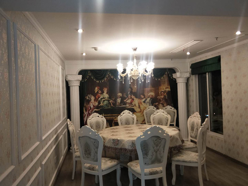 各類燈具安裝：先買好需要安裝的燈具，如果安裝的燈具比較高，需要準(zhǔn)備好一個(gè)人字梯。安裝前要把電源總閘關(guān)閉，然后再把燈具放在要安裝的位置，旋緊螺絲將燈具固定在天花板上，最后打開總閘看是否有亮。安裝燈具時(shí)大多要鉆孔，所以使用沖擊鉆時(shí)要注意安全。