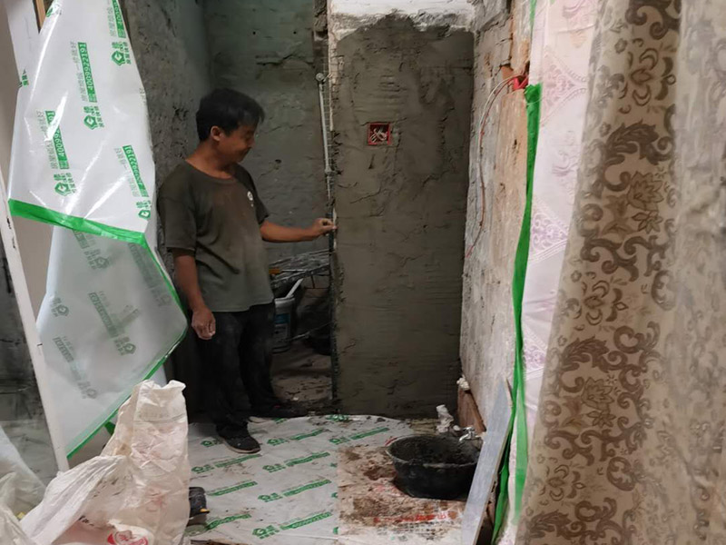 水電管道布線：工人按走向進(jìn)行墻面或地面開槽，開槽過程中，不允許出現(xiàn)墻面橫向開槽大于30cm的現(xiàn)象，因?yàn)闄M向開槽將破壞整樓的承重，使得抗震能力降低而且墻面容易開裂。如果是保溫墻的話，開很長(zhǎng)的橫槽有可能會(huì)導(dǎo)致開槽上部的保溫層整體脫落。墻面開槽一般都應(yīng)該是豎向垂直開槽。 埋入管線(包括布線和接好管道)和暗盒，電路施工時(shí)先安裝管路，然后再穿導(dǎo)線，這樣可以避免將來換線出現(xiàn)導(dǎo)線無法抽動(dòng)的現(xiàn)象。穿管不能使用軟管，防止出現(xiàn)死角。同時(shí)電路接頭不要裸露在外面，應(yīng)該安裝在線盒內(nèi)，分線盒之間不允許有接頭。