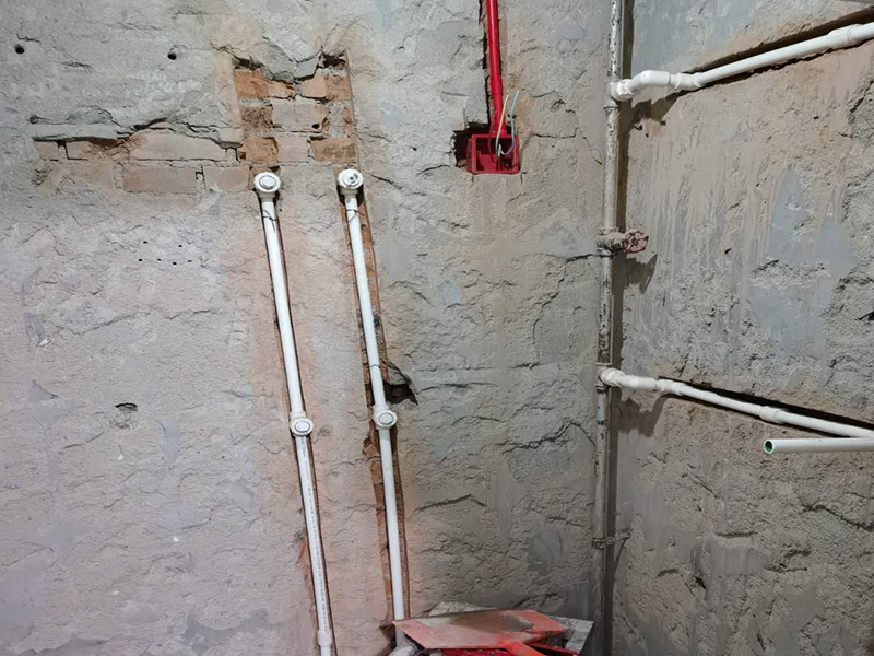 水電管道布線：工人按走向進(jìn)行墻面或地面開槽，開槽過程中，不允許出現(xiàn)墻面橫向開槽大于30cm的現(xiàn)象，因?yàn)闄M向開槽將破壞整樓的承重，使得抗震能力降低而且墻面容易開裂。如果是保溫墻的話，開很長(zhǎng)的橫槽有可能會(huì)導(dǎo)致開槽上部的保溫層整體脫落。墻面開槽一般都應(yīng)該是豎向垂直開槽。 埋入管線(包括布線和接好管道)和暗盒，電路施工時(shí)先安裝管路，然后再穿導(dǎo)線，這樣可以避免將來換線出現(xiàn)導(dǎo)線無法抽動(dòng)的現(xiàn)象。穿管不能使用軟管，防止出現(xiàn)死角。同時(shí)電路接頭不要裸露在外面，應(yīng)該安裝在線盒內(nèi)，分線盒之間不允許有接頭。