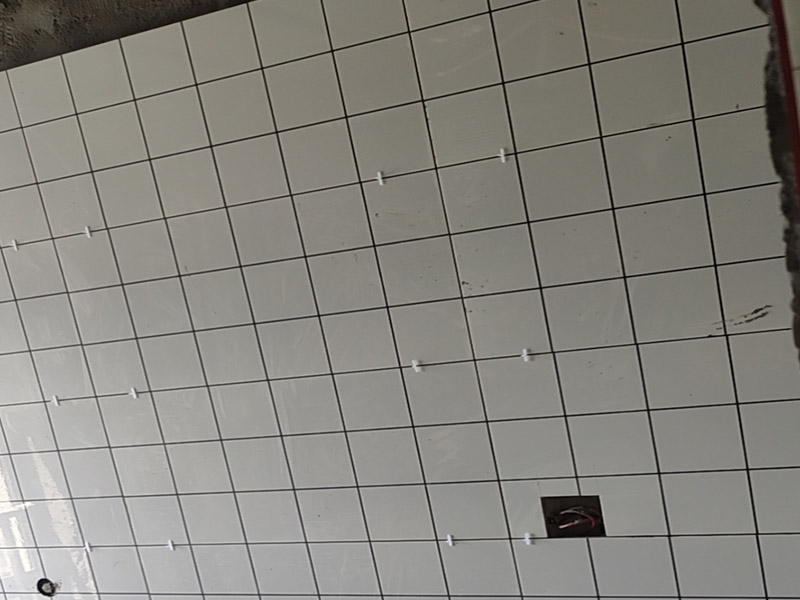 小方磚花磚鋪貼：首先應(yīng)除去基層表面的污垢，油漬，浮灰;除去基層上所有涂料層，膩子層;如果基層未能達(dá)到平整度要求，需對基層進(jìn)行預(yù)先的找平處理。鋪貼瓷磚前需事先找好垂直線，以此為基準(zhǔn)鋪貼的瓷磚高低均勻、垂直美觀;此外，施工前在墻體四周需彈出標(biāo)高控制線，在地面彈出十字線，以控制地磚分隔尺寸。加水后將粘結(jié)劑漿料攪拌至潤滑均勻，無明顯塊狀或糊狀結(jié)塊，攪拌后的漿料靜置5-10分鐘后再稍加攪拌1-2分鐘即可使用。將調(diào)制好的漿料均勻地抹在瓷磚背面，要求漿料飽滿。將瓷磚平整地鋪貼在基層上，使用橡膠錘將瓷磚拍實鋪平。施工過程中，可小幅度轉(zhuǎn)動瓷磚，使?jié){料與瓷磚背面充分接觸。