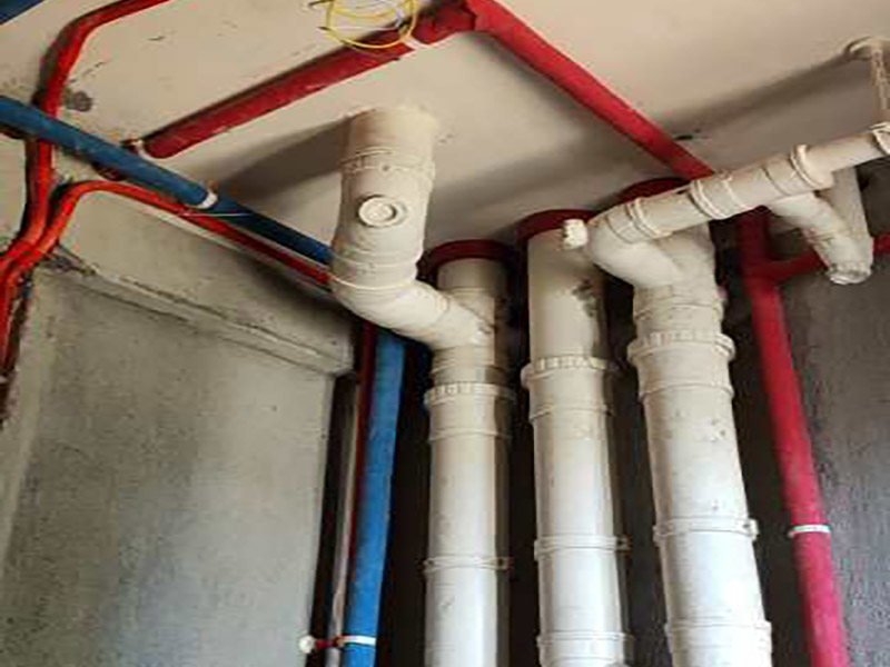 全屋水電開槽布線：水管管路開槽施工方法為先彈線，再開槽。管路開槽按要求必須是平行線與垂直線(如有水電施工圖的對(duì)照施工圖更好)。須平行走線的管路一律控制在60-90厘米高(從地面算起)，有水龍頭的管路必須垂直。深度控制在4厘米。線槽開好后施工負(fù)責(zé)人記好開槽管路尺寸、位置。方便以后潔具安裝時(shí)知道管路的位置。水路管道安裝之后，用水泥沙子混合封好衛(wèi)生間所有線槽。等線槽和地面填渣干后，再次清洗地面與墻面，墻地面水份干了即可做防水，墻面防水最好作一米高。