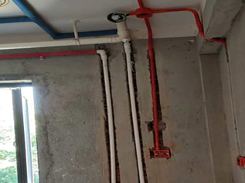 全屋水電開槽布線：水管管路開槽施工方法為先彈線，再開槽。管路開槽按要求必須是平行線與垂直線(如有水電施工圖的對(duì)照施工圖更好)。須平行走線的管路一律控制在60-90厘米高(從地面算起)，有水龍頭的管路必須垂直。深度控制在4厘米。線槽開好后施工負(fù)責(zé)人記好開槽管路尺寸、位置。方便以后潔具安裝時(shí)知道管路的位置。水路管道安裝之后，用水泥沙子混合封好衛(wèi)生間所有線槽。等線槽和地面填渣干后，再次清洗地面與墻面，墻地面水份干了即可做防水，墻面防水最好作一米高。