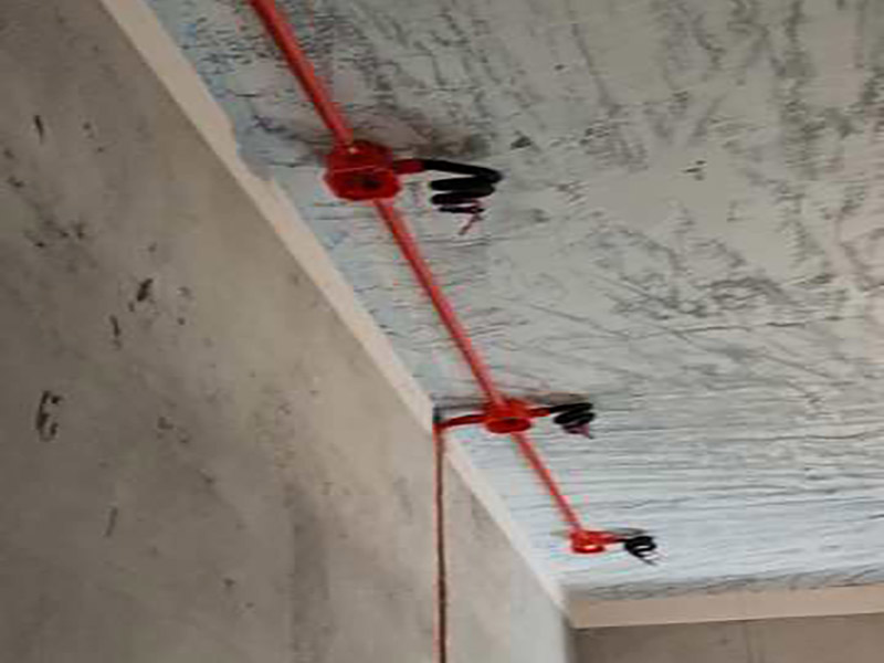 全屋水電開槽布線：水管管路開槽施工方法為先彈線，再開槽。管路開槽按要求必須是平行線與垂直線(如有水電施工圖的對(duì)照施工圖更好)。須平行走線的管路一律控制在60-90厘米高(從地面算起)，有水龍頭的管路必須垂直。深度控制在4厘米。線槽開好后施工負(fù)責(zé)人記好開槽管路尺寸、位置。方便以后潔具安裝時(shí)知道管路的位置。水路管道安裝之后，用水泥沙子混合封好衛(wèi)生間所有線槽。等線槽和地面填渣干后，再次清洗地面與墻面，墻地面水份干了即可做防水，墻面防水最好作一米高。