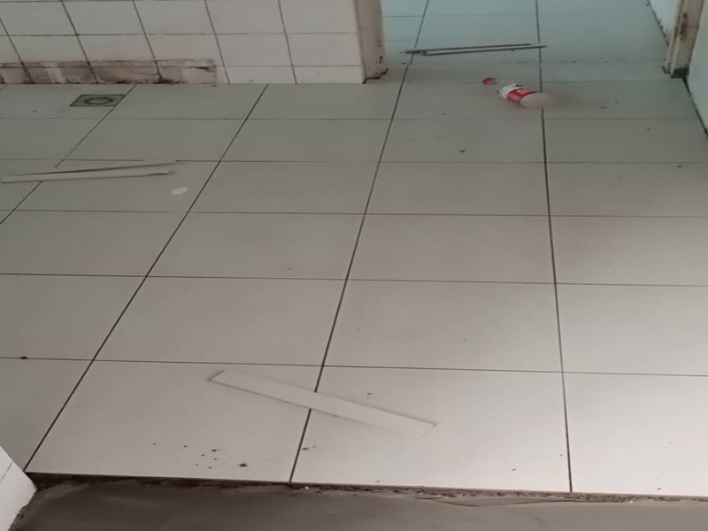 衛(wèi)生間防水貼磚：在地面用水泥砂漿找平一次，等它干透后再做防水。一般的防水施工要做2到3遍，而且防水的順序也是有講究的，比如，要先做完墻面防水再貼墻磚，其次才可以做地面防水，再貼地磚。因為地面經(jīng)常會踩來踩去，地面防水如果先做了會很容易踩壞。一般情況下，在2到3遍的防水層全部做好后，會有5到7天的固化期，所以自然的，貼瓷磚肯定是要等到這之后才能做。