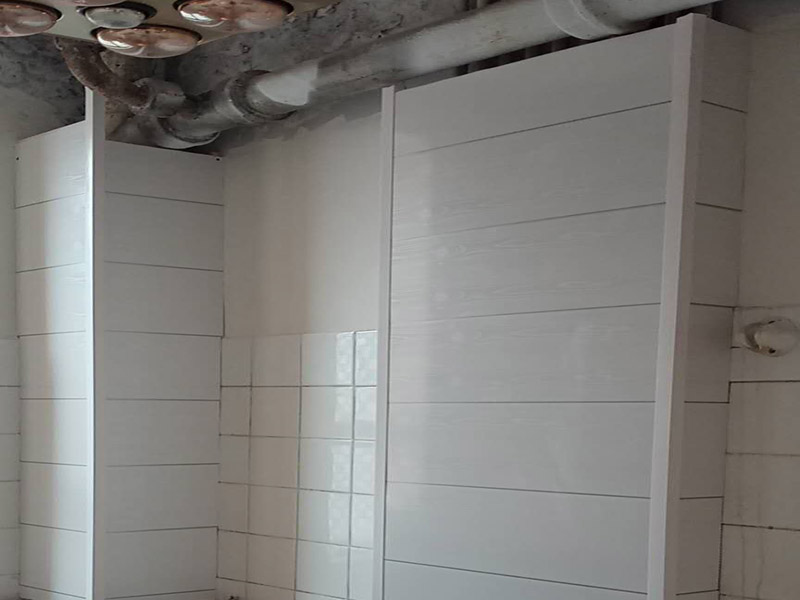 衛(wèi)生間防水貼磚：在地面用水泥砂漿找平一次，等它干透后再做防水。一般的防水施工要做2到3遍，而且防水的順序也是有講究的，比如，要先做完墻面防水再貼墻磚，其次才可以做地面防水，再貼地磚。因為地面經(jīng)常會踩來踩去，地面防水如果先做了會很容易踩壞。一般情況下，在2到3遍的防水層全部做好后，會有5到7天的固化期，所以自然的，貼瓷磚肯定是要等到這之后才能做。