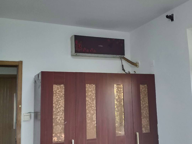 臥室墻面翻新：首先在做翻新的時候一定要把之前的墻面給處理干凈，粉化嚴(yán)重的一定要鏟除干凈。由于之前的墻面有刷過油漆和乳膠漆，所在做完鏟除后一定要做打磨處理，將原來墻體上的結(jié)實的表皮及浮沉全部清理掉，如果說墻體出現(xiàn)小部分的凹陷以及裂縫的話可以用膩子稍微填補一下。在修補的過程中要是沒有做到全面，并且上漆過程已經(jīng)做了的話那就會顯得相當(dāng)?shù)穆闊掀峁こ掏瓿珊蟮脑捲賹]有修補到的地方進行修補的話就會很難達(dá)到預(yù)想效果，最大的問題就是會導(dǎo)致色差的問題，所以在修補的時候一定要做到仔細(xì)、全面，不要為后面的工程造成負(fù)擔(dān)。在上面漆之前要裝油漆按照漆桶的說明配比及涂刷，要準(zhǔn)備足夠的量，保證顏色的相同，不要因為量少缺量后來進行后補，這樣很容易發(fā)生色差的問題。刷面漆時要選擇質(zhì)量好的刷漆滾筒，這樣刷出來的質(zhì)地才會更加的均勻好看。