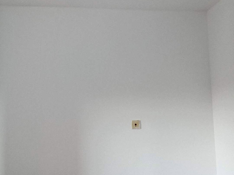 臥室墻面翻新：首先在做翻新的時候一定要把之前的墻面給處理干凈，粉化嚴(yán)重的一定要鏟除干凈。由于之前的墻面有刷過油漆和乳膠漆，所在做完鏟除后一定要做打磨處理，將原來墻體上的結(jié)實的表皮及浮沉全部清理掉，如果說墻體出現(xiàn)小部分的凹陷以及裂縫的話可以用膩子稍微填補一下。在修補的過程中要是沒有做到全面，并且上漆過程已經(jīng)做了的話那就會顯得相當(dāng)?shù)穆闊掀峁こ掏瓿珊蟮脑捲賹]有修補到的地方進行修補的話就會很難達(dá)到預(yù)想效果，最大的問題就是會導(dǎo)致色差的問題，所以在修補的時候一定要做到仔細(xì)、全面，不要為后面的工程造成負(fù)擔(dān)。在上面漆之前要裝油漆按照漆桶的說明配比及涂刷，要準(zhǔn)備足夠的量，保證顏色的相同，不要因為量少缺量后來進行后補，這樣很容易發(fā)生色差的問題。刷面漆時要選擇質(zhì)量好的刷漆滾筒，這樣刷出來的質(zhì)地才會更加的均勻好看。