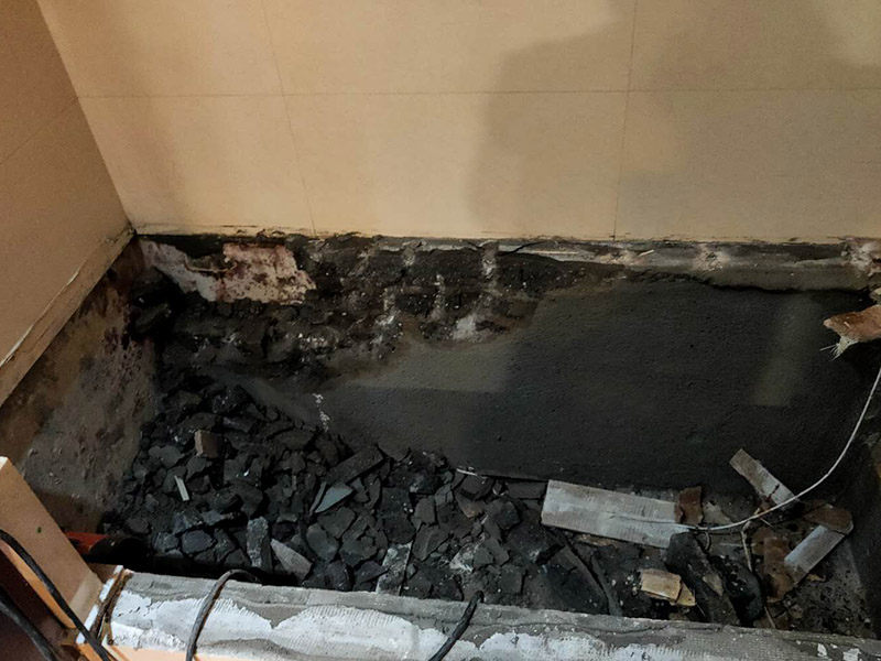 磚砌浴缸拆除防水：一般衛(wèi)浴間滲漏水都是建筑的細(xì)部構(gòu)造出了問題。地漏、墻角、管根這3個(gè)地方由于接口較多，易出現(xiàn)縫隙，因此這3個(gè)地方一般比較容易出現(xiàn)滲漏水。此外，若浴缸或是淋浴房下水口與下水管接口不嚴(yán)密，容易發(fā)生縫隙，出現(xiàn)滲漏水。衛(wèi)浴間的防水工作要做好，不然出現(xiàn)漏水問題是挺麻煩的事。 由于涂料能嚴(yán)密地包住管道與地面，滲入縫隙，干燥后不會(huì)收縮，因此比防水水泥等剛性材料更適合用于衛(wèi)浴間這種管道、縫隙較多的小面積房屋。
