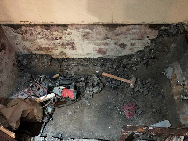 磚砌浴缸拆除防水：一般衛(wèi)浴間滲漏水都是建筑的細(xì)部構(gòu)造出了問題。地漏、墻角、管根這3個(gè)地方由于接口較多，易出現(xiàn)縫隙，因此這3個(gè)地方一般比較容易出現(xiàn)滲漏水。此外，若浴缸或是淋浴房下水口與下水管接口不嚴(yán)密，容易發(fā)生縫隙，出現(xiàn)滲漏水。衛(wèi)浴間的防水工作要做好，不然出現(xiàn)漏水問題是挺麻煩的事。 由于涂料能嚴(yán)密地包住管道與地面，滲入縫隙，干燥后不會(huì)收縮，因此比防水水泥等剛性材料更適合用于衛(wèi)浴間這種管道、縫隙較多的小面積房屋。