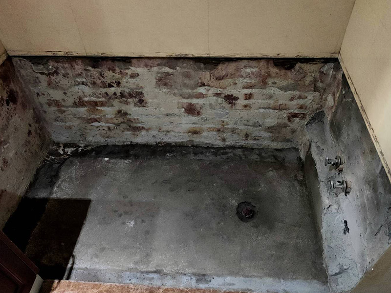 磚砌浴缸拆除防水：一般衛(wèi)浴間滲漏水都是建筑的細(xì)部構(gòu)造出了問題。地漏、墻角、管根這3個(gè)地方由于接口較多，易出現(xiàn)縫隙，因此這3個(gè)地方一般比較容易出現(xiàn)滲漏水。此外，若浴缸或是淋浴房下水口與下水管接口不嚴(yán)密，容易發(fā)生縫隙，出現(xiàn)滲漏水。衛(wèi)浴間的防水工作要做好，不然出現(xiàn)漏水問題是挺麻煩的事。 由于涂料能嚴(yán)密地包住管道與地面，滲入縫隙，干燥后不會(huì)收縮，因此比防水水泥等剛性材料更適合用于衛(wèi)浴間這種管道、縫隙較多的小面積房屋。