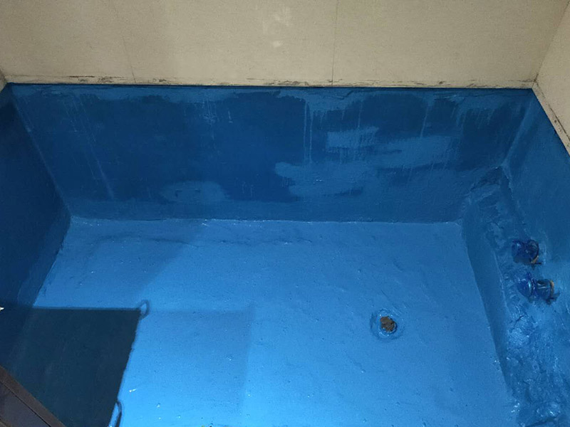 磚砌浴缸拆除防水：一般衛(wèi)浴間滲漏水都是建筑的細(xì)部構(gòu)造出了問題。地漏、墻角、管根這3個(gè)地方由于接口較多，易出現(xiàn)縫隙，因此這3個(gè)地方一般比較容易出現(xiàn)滲漏水。此外，若浴缸或是淋浴房下水口與下水管接口不嚴(yán)密，容易發(fā)生縫隙，出現(xiàn)滲漏水。衛(wèi)浴間的防水工作要做好，不然出現(xiàn)漏水問題是挺麻煩的事。 由于涂料能嚴(yán)密地包住管道與地面，滲入縫隙，干燥后不會(huì)收縮，因此比防水水泥等剛性材料更適合用于衛(wèi)浴間這種管道、縫隙較多的小面積房屋。