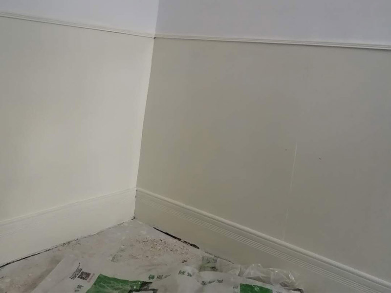 老房墻面刷漆翻新：毛坯的墻體或者已經(jīng)做好1道膩?zhàn)訉拥姆孔?，基層要求基層必須平整?jiān)固。不得有粉化、起砂、空鼓、脫落等現(xiàn)象?；鶎硬黄胶涂油菝鎽?yīng)該配套膩?zhàn)庸纹?。陰陽角必須通過彈墨線來找垂直的鋁通來衡量水平垂直的整度。后一遍膩?zhàn)討?yīng)在前一遍膩?zhàn)油耆珊蠓侥苁┕ぁ?內(nèi)墻乳膠漆，在墻砌好后，是在抹灰完成后，總包單位會(huì)進(jìn)行兩道抹灰，第二道的時(shí)候基面加以修飾效果的補(bǔ)平。所以一般都會(huì)批膩?zhàn)?，膩?zhàn)拥淖饔檬亲寜γ娓秸稽c(diǎn)。刮膩?zhàn)雍?，總有些高低不平，或者基層不是很平整的面。這個(gè)時(shí)候，需要砂紙出動(dòng)，進(jìn)行手工的打磨，修復(fù)。中間還可以用太陽燈照明，便于檢查平整度。再用砂紙打磨，不斷的完善。