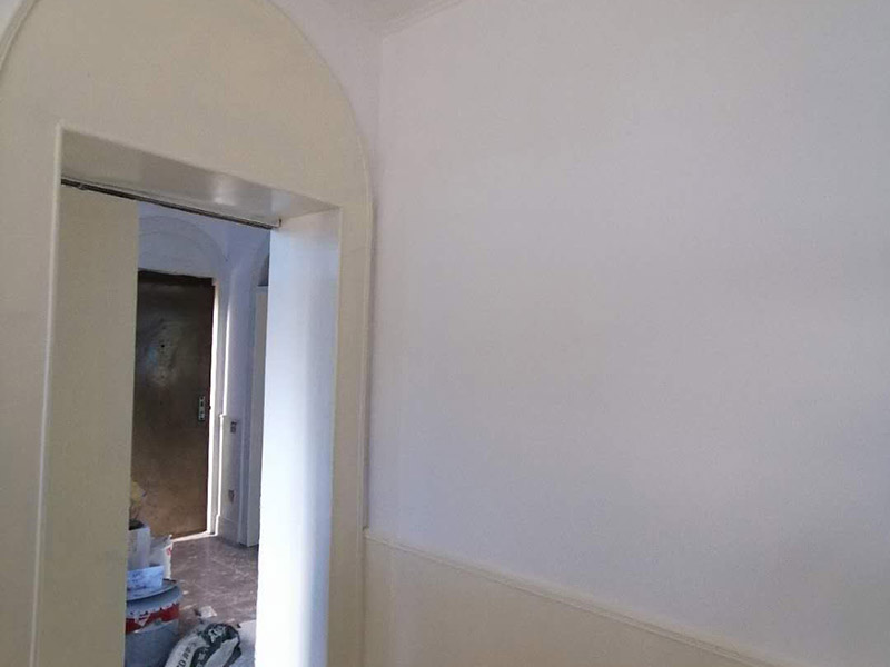 老房墻面刷漆翻新：毛坯的墻體或者已經(jīng)做好1道膩?zhàn)訉拥姆孔?，基層要求基層必須平整?jiān)固。不得有粉化、起砂、空鼓、脫落等現(xiàn)象。基層不平和坑洼面應(yīng)該配套膩?zhàn)庸纹?。陰陽角必須通過彈墨線來找垂直的鋁通來衡量水平垂直的整度。后一遍膩?zhàn)討?yīng)在前一遍膩?zhàn)油耆珊蠓侥苁┕ぁ?內(nèi)墻乳膠漆，在墻砌好后，是在抹灰完成后，總包單位會(huì)進(jìn)行兩道抹灰，第二道的時(shí)候基面加以修飾效果的補(bǔ)平。所以一般都會(huì)批膩?zhàn)?，膩?zhàn)拥淖饔檬亲寜γ娓秸稽c(diǎn)。刮膩?zhàn)雍?，總有些高低不平，或者基層不是很平整的面。這個(gè)時(shí)候，需要砂紙出動(dòng)，進(jìn)行手工的打磨，修復(fù)。中間還可以用太陽燈照明，便于檢查平整度。再用砂紙打磨，不斷的完善。