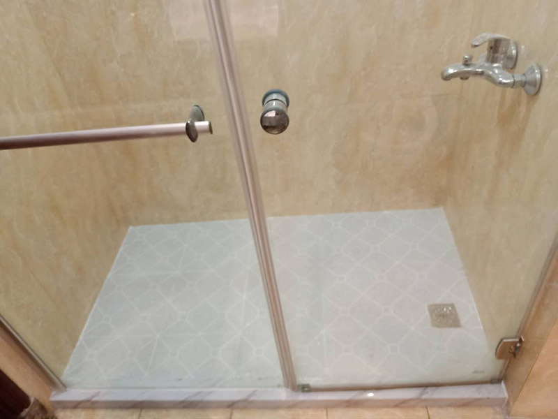 衛(wèi)生間改造潔具安裝：首先衛(wèi)浴潔具安裝前應(yīng)該先布局水電安裝一貼浴室墻磚一然后浴室吊頂(要安裝浴霸的童鞋需要預(yù)留通風口或者同時安裝浴霸)一鋪設(shè)浴室地磚(此時要考慮其他潔具的進水口跟出水口預(yù)留，還有如果考慮安裝蹲便器需要同時安裝)一安裝三角閥(三角閥的作用是方便日后衛(wèi)浴維修跟控制水流)一然后可以依次安裝馬桶、洗面盆或者浴室柜、浴盆浴缸等一然后才是安裝燈具、插座、跟鏡子一其他五金配件(如安裝毛巾環(huán)、安裝毛巾架等)。