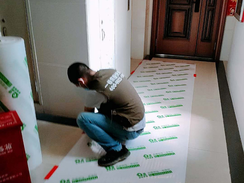 客廳瓷磚鋪貼:干鋪法和濕鋪法。主流的是干鋪法，因為干鋪法能有效避免瓷磚在鋪磚過程中造成氣泡、空鼓等現(xiàn)象（空鼓可能會導(dǎo)致瓷磚破裂），但是干鋪法技術(shù)含量較高，比較費(fèi)工 1、混凝土墻面處理：用火堿水或其他洗滌劑將施工面清洗干凈，用1 ：1水泥砂漿甩成小拉毛，兩天后抹成1：3水泥砂漿底層。 2、磚墻面處理：將施工面清理干凈，然后用清水打濕墻面，抹1：3水泥砂漿底層。 3、舊建筑面處理：清理原施工面污垢，并將此面用手鑿處理成毛墻面。 4、瓷磚鋪貼前應(yīng)充分浸水，以保證鋪貼牢固。