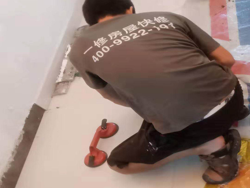 客廳瓷磚鋪貼:干鋪法和濕鋪法。主流的是干鋪法，因為干鋪法能有效避免瓷磚在鋪磚過程中造成氣泡、空鼓等現(xiàn)象（空鼓可能會導(dǎo)致瓷磚破裂），但是干鋪法技術(shù)含量較高，比較費(fèi)工 1、混凝土墻面處理：用火堿水或其他洗滌劑將施工面清洗干凈，用1 ：1水泥砂漿甩成小拉毛，兩天后抹成1：3水泥砂漿底層。 2、磚墻面處理：將施工面清理干凈，然后用清水打濕墻面，抹1：3水泥砂漿底層。 3、舊建筑面處理：清理原施工面污垢，并將此面用手鑿處理成毛墻面。 4、瓷磚鋪貼前應(yīng)充分浸水，以保證鋪貼牢固。